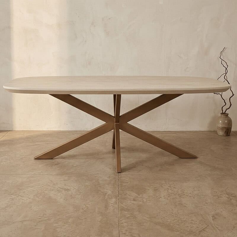 Moderne eettafel met licht houten blad en unieke X-vormige houten poten, perfect voor een stijlvolle eetkamer of woonruimte.