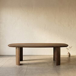 Robuuste massief houten eettafel met een natuurlijke afwerking, perfect voor moderne en landelijke interieurs.
