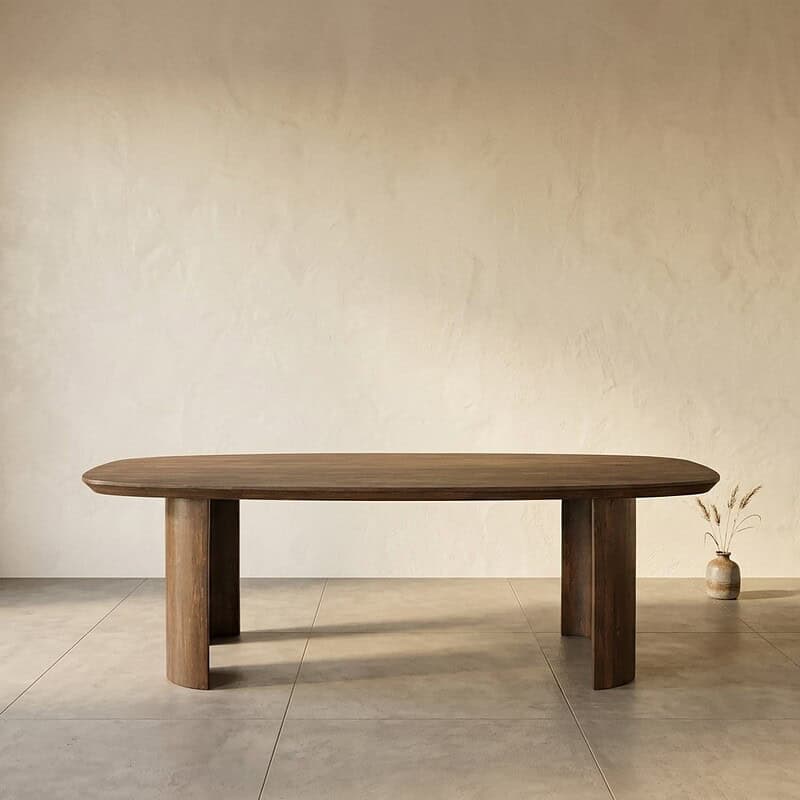 Robuuste massief houten eettafel met een natuurlijke afwerking, perfect voor moderne en landelijke interieurs.