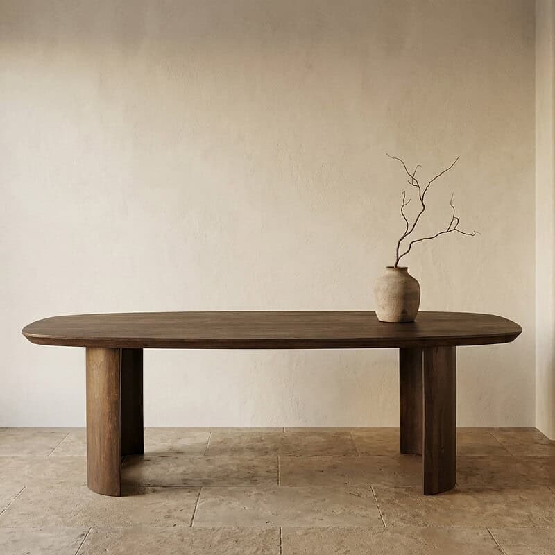 Massief houten eettafel met minimalistisch ontwerp en natuurlijke afwerking, perfect voor moderne en landelijke interieurs.