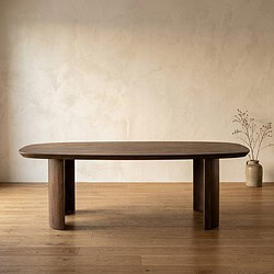Massief houten eettafel met afgeronde hoeken, geschikt voor moderne eetkamers, gemaakt door Mokana Meubelen, duurzame en stijlvolle houten meubelkeuze.