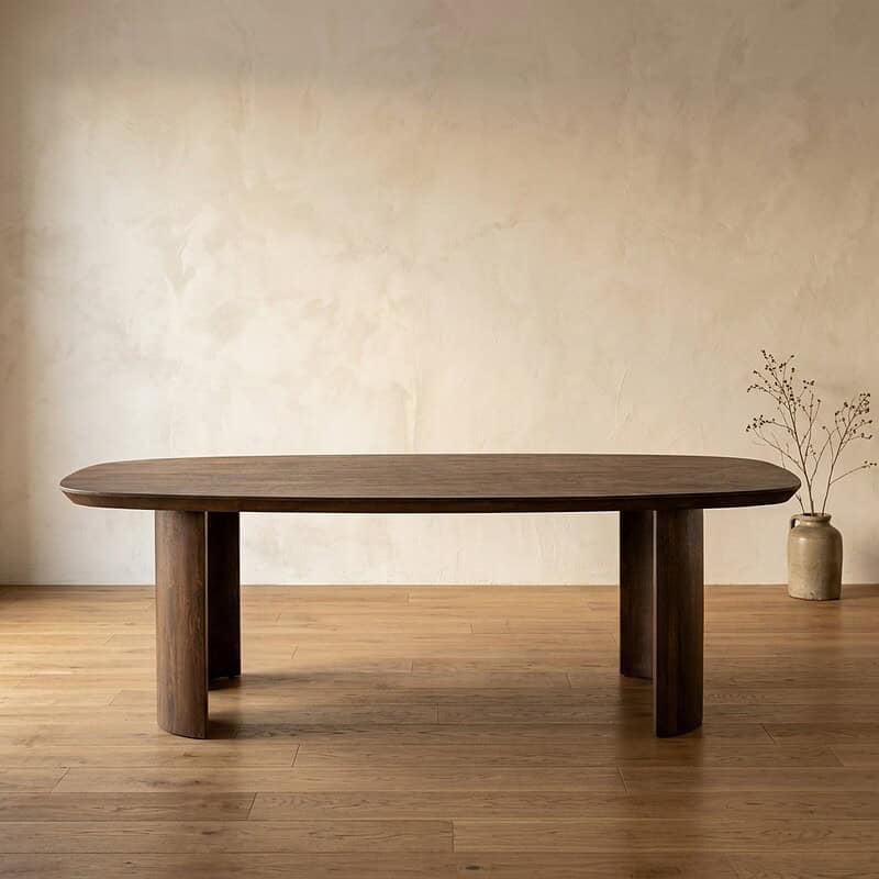 Massief houten eettafel met afgeronde hoeken, geschikt voor moderne eetkamers, gemaakt door Mokana Meubelen, duurzame en stijlvolle houten meubelkeuze.