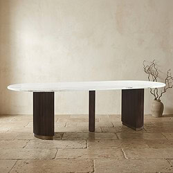 Moderner Esstisch mit Marmorplatte und Holzbeinen, perfekt für ein stilvolles Esszimmer. Langlebiges und elegantes Design, ideal für Familienessen und Gäste.