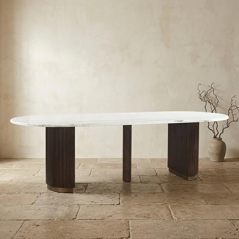 Moderner Esstisch mit Marmorplatte und Holzbeinen, perfekt für ein stilvolles Esszimmer. Langlebiges und elegantes Design, ideal für Familienessen und Gäste.