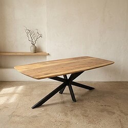 Moderne massief houten eettafel met zwart metalen onderstel, perfect voor een stijlvolle eetkamer of woonruimte. Duurzaam en elegant design, ideaal voor dagelijks gebruik en speciale gelegenheden.
