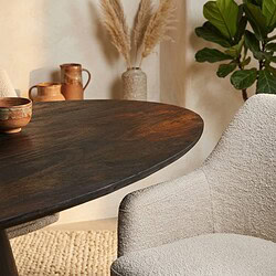 Ein eleganter Esstisch aus Holz mit beigen Stoffstühlen und dekorativen Vasen – perfekt für einen modernen und gemütlichen Essbereich.