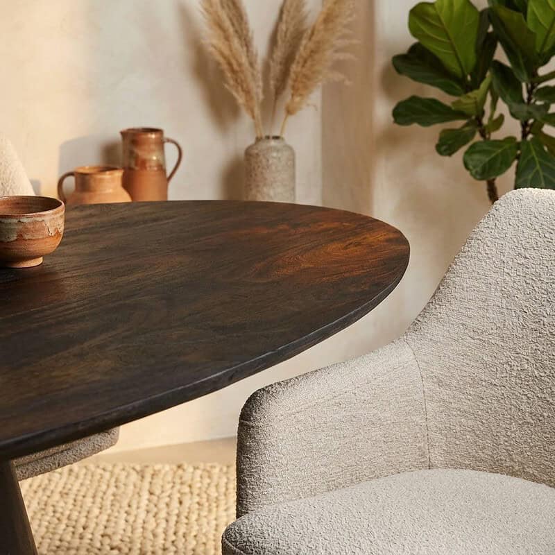 Ein eleganter Esstisch aus Holz mit beigen Stoffstühlen und dekorativen Vasen – perfekt für einen modernen und gemütlichen Essbereich.