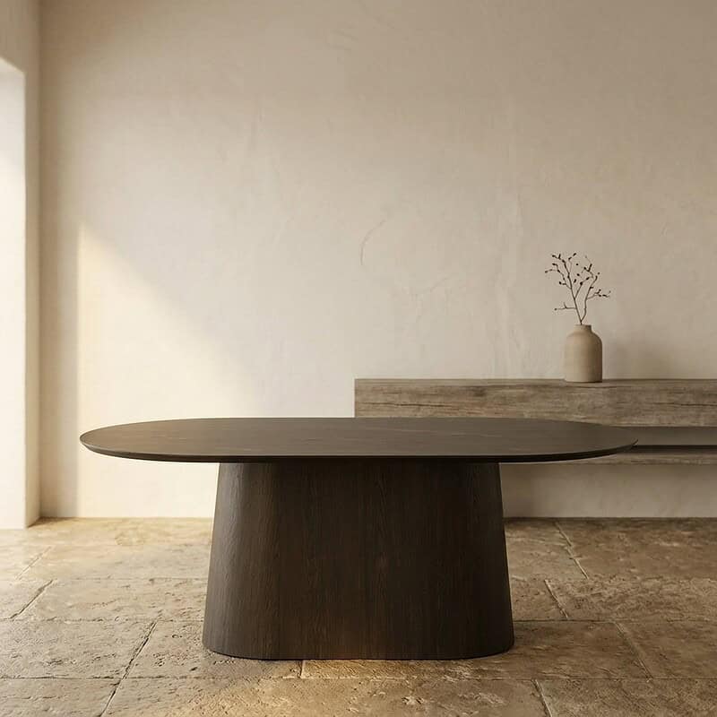 Strakke, minimalistische houten salontafel met een ronde top en een brede basis, perfect voor moderne woonkamers.