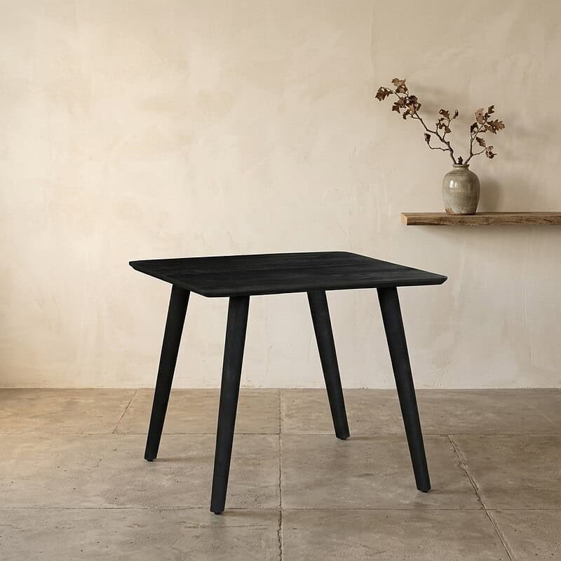 Moderne zwarte eettafel van massief hout met strakke lijnen, perfect voor een eigentijdse eetkamer of keuken. Duurzaam en stijlvol meubel van Mokana Meubelen.