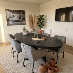 Eettafel ovaal zwart, van Mokana Furniture, sfeerimpressie