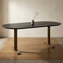 Massief houten eettafel met elegant, minimalistisch ontwerp en natuurlijke afwerking, perfect voor moderne interieurs en eetkamers.