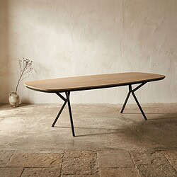 Moderne eettafel met houten blad en zwarte metalen poten, perfect voor een eigentijdse eetkamer of kantoorruimte.