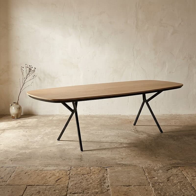 Moderne eettafel met houten blad en zwarte metalen poten, perfect voor een eigentijdse eetkamer of kantoorruimte.