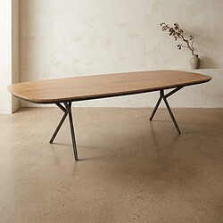 Moderne houten eettafel met strakke metalen poten, perfect voor een eigentijdse eetkamer of vergaderruimte, gemaakt door Mokana Meubelen.