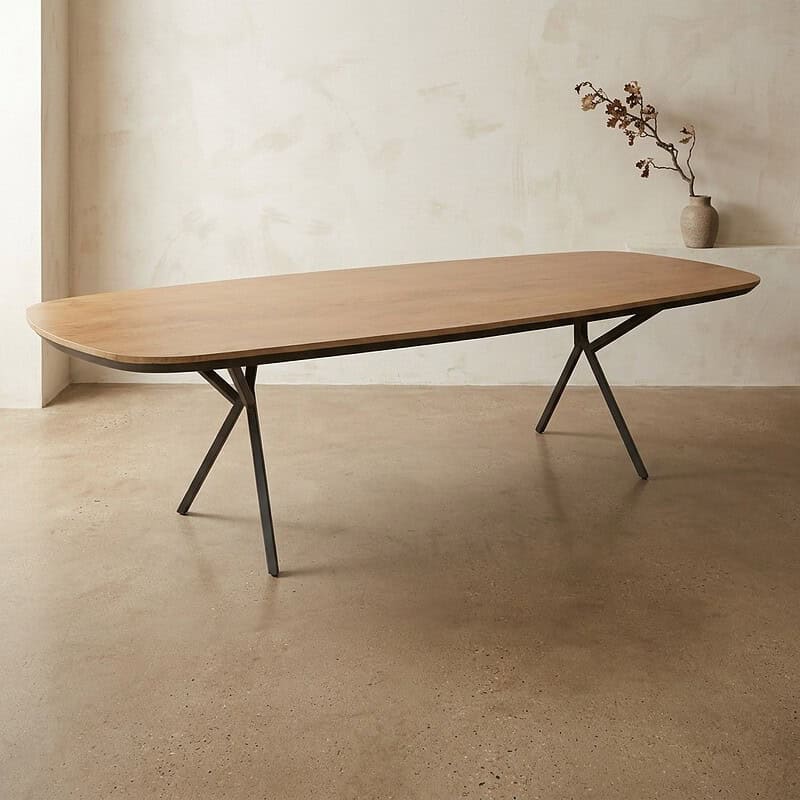 Moderne houten eettafel met strakke metalen poten, perfect voor een eigentijdse eetkamer of vergaderruimte, gemaakt door Mokana Meubelen.