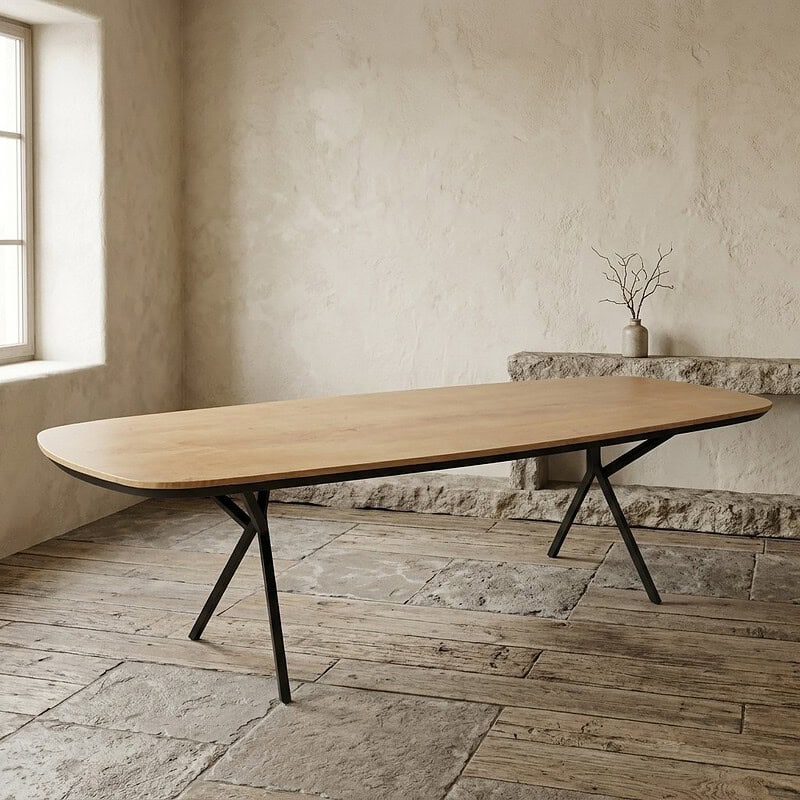 Moderne eettafel met licht houten blad en zwarte metalen poten, geschikt voor een minimalistische eetkamer of woonruimte. Perfect voor gezellige diners en dagelijks gebruik.