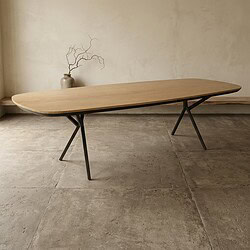 Moderne eettafel met houten blad en zwarte metalen poten, perfect voor een stijlvolle eetkamer of woonruimte. Duurzaam en elegant design, ideaal voor dagelijks gebruik en speciale gelegenheden.