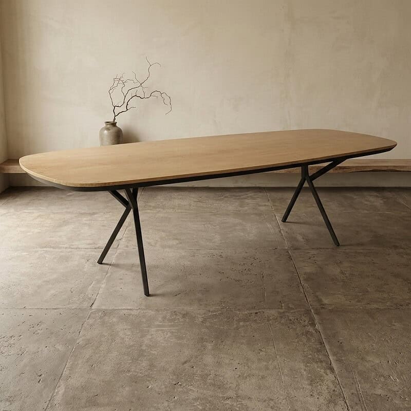 Moderne eettafel met houten blad en zwarte metalen poten, perfect voor een stijlvolle eetkamer of woonruimte. Duurzaam en elegant design, ideaal voor dagelijks gebruik en speciale gelegenheden.