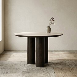 Moderner Esstisch mit Holzplatte und schwarzen Beinen, perfekt für ein minimalistisches Esszimmer. Hergestellt aus hochwertigen Materialien für Langlebigkeit und Stil.