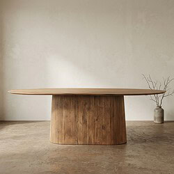 Moderne massief houten eettafel met afgeronde hoeken en natuurlijke afwerking, perfect voor een stijlvolle eetkamer.