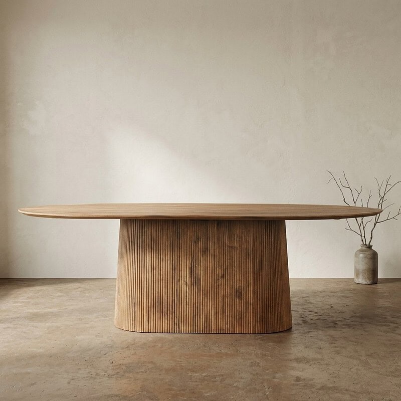 Moderne massief houten eettafel met afgeronde hoeken en natuurlijke afwerking, perfect voor een stijlvolle eetkamer.