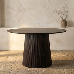 Eettafel met ronde houten top en ribbelige, cilindrische basis, perfect voor moderne eetkamers. Gemaakt van hoogwaardige materialen, combineert stijl en functionaliteit.