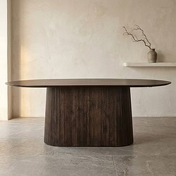 Moderne eettafel van donker hout met een gestreept patroon, geschikt voor een eigentijdse eetkamer. Perfect voor gezellige diners en stijlvolle interieurdecoratie.
