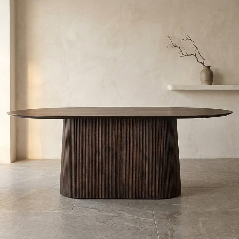 Moderne eettafel van donker hout met een gestreept patroon, geschikt voor een eigentijdse eetkamer. Perfect voor gezellige diners en stijlvolle interieurdecoratie.