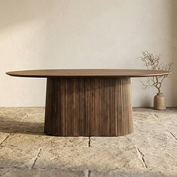 Moderne houten eettafel met uniek ontwerp, perfect voor een stijlvolle eetkamer, gemaakt van hoogwaardig hout, met een ronde tafelblad en een stevige basis.