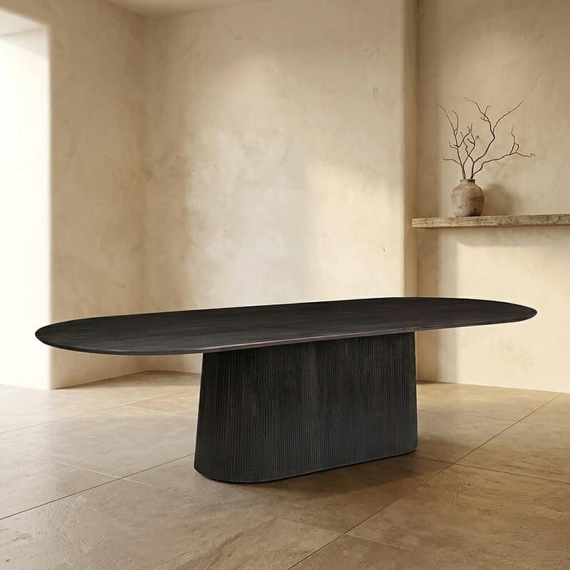 Moderne eettafel van massief donker hout met een uniek, organisch ontwerp in een minimalistische woonkamer, perfect voor stijlvolle en functionele woonruimtes.