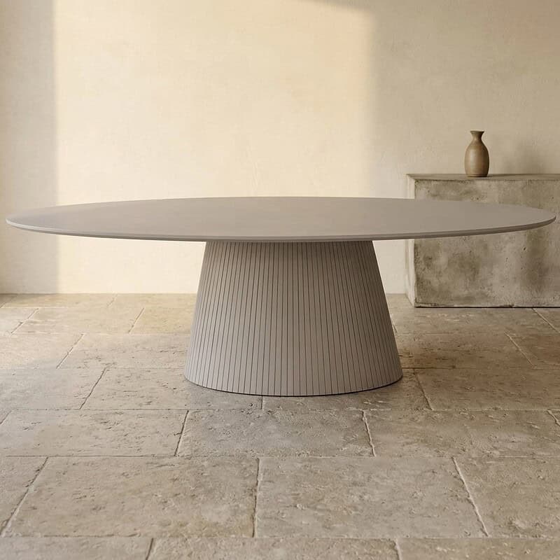 Moderne houten eettafel met ronde vorm en strakke afwerking, perfect voor een eigentijdse eetkamer. Gemaakt van hoogwaardig hout, combineert functionaliteit met stijl.
