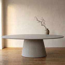 Moderne eettafel met keramieken pot en takken decoratie, minimalistisch interieur, houten vloer, rustige sfeer, Mokana Meubelen.