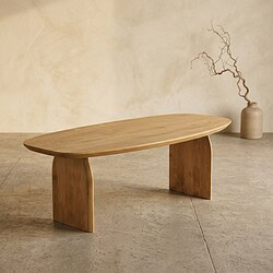 Moderne massief houten eettafel met afgeronde hoeken en stevige basis, perfect voor een stijlvolle eetkamer of woonkamer.