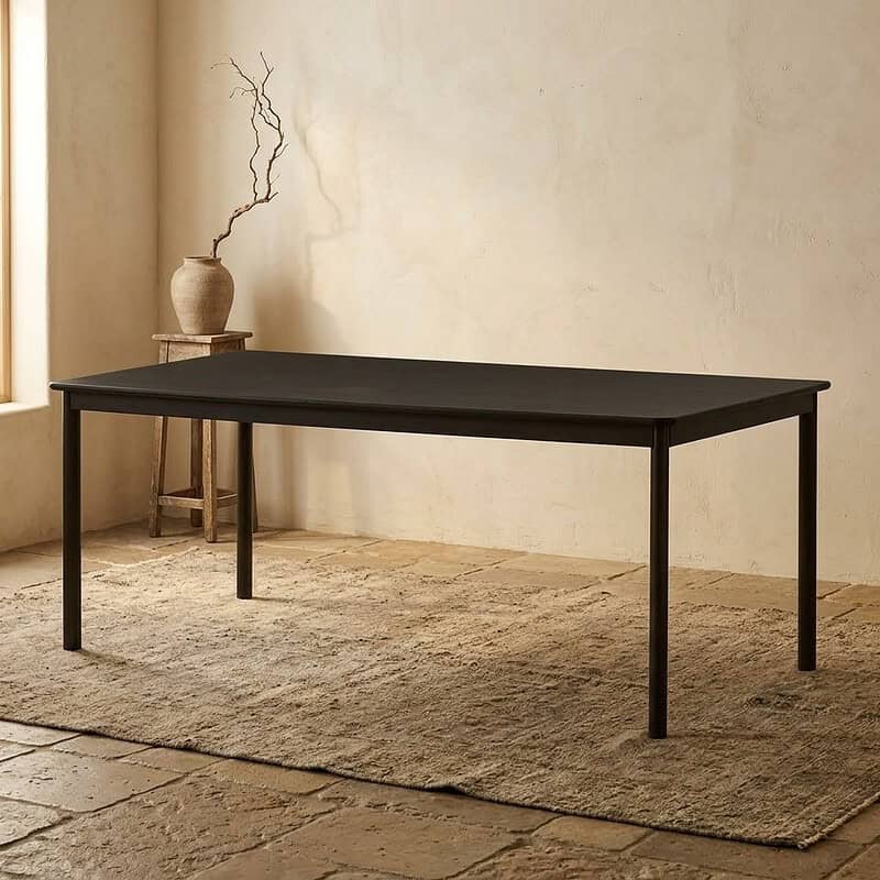 Strakke zwarte eettafel van Mokana Meubelen in modern interieur, perfect voor eetkamers en woonruimtes.