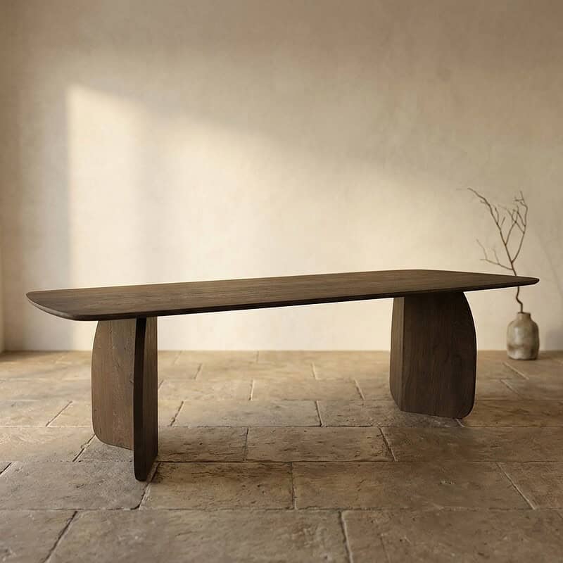 Ein eleganter Esstisch aus Holz mit einem klaren, minimalistischen Design – perfekt für moderne Einrichtungen und gemütliche Esszimmer. Hergestellt aus hochwertigem Holz für Langlebigkeit und Stil.
