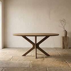 Eettafel van massief hout met moderne, minimalistische uitstraling, perfect voor een stijlvolle eetkamer of woonkamer. Gemaakt van duurzaam hout, ideaal voor een natuurlijke en warme sfeer.
