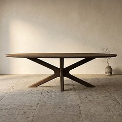 Moderne houten eettafel met uniek sculpturaal onderstel, perfect voor een stijlvolle eetkamer of woonkamer. Gemaakt van hoogwaardig massief hout, biedt duurzaamheid en elegantie.