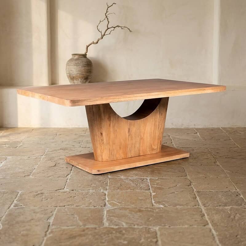 Moderne houten salontafel met uniek geometrisch onderstel, perfect voor een stijlvolle woonkamer. Gemaakt van hoogwaardig hout, combineert functionaliteit met elegantie.