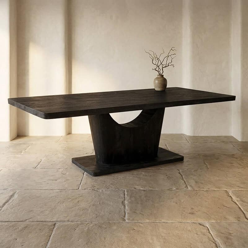 Eettafel van massief hout met modern design