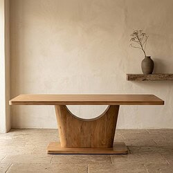 Moderne houten eettafel met uniek onderstel, perfect voor een stijlvolle eetkamer of woonkamer, gemaakt van hoogwaardig massief hout voor duurzaamheid en elegantie.