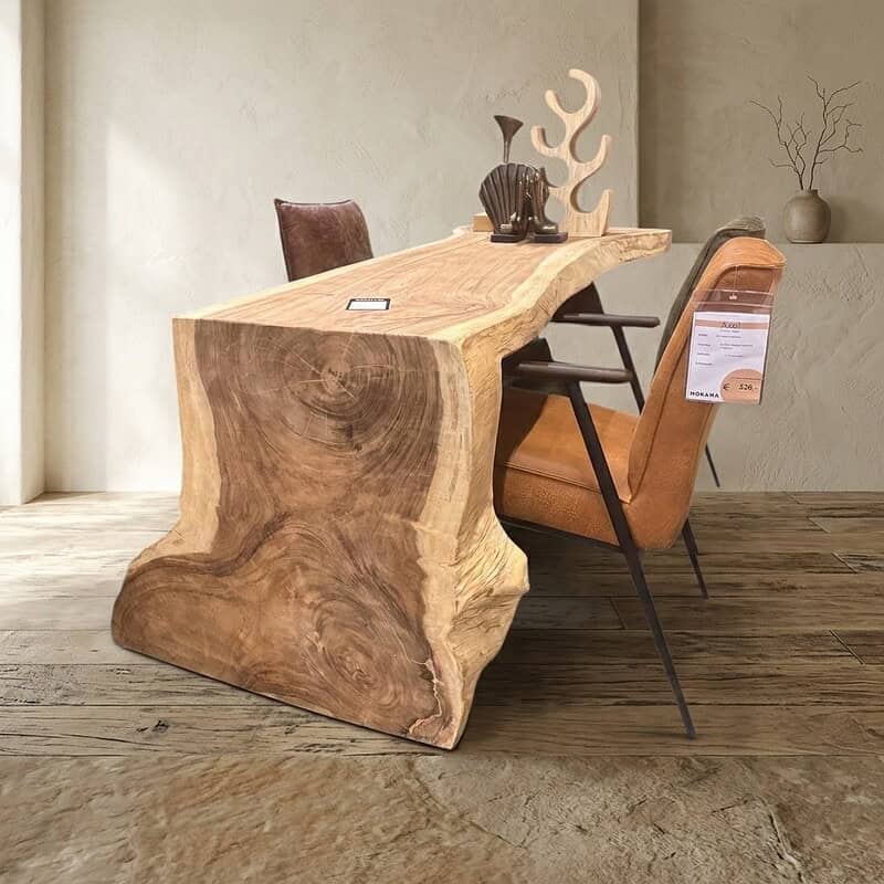 Massief houten eettafel met natuurlijke afwerking, uniek ontwerp, perfect voor moderne en landelijke interieurs, gemaakt door Mokana Meubelen.
