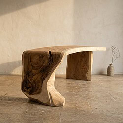 Unieke houten bank gemaakt van massief hout met natuurlijke vormen en textuur, perfect voor een modern interieur of tuin.