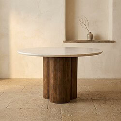 Moderne eettafel met houten onderstel en wit tafelblad, perfect voor een stijlvolle eetkamer of woonkamer. Gemaakt van hoogwaardige materialen voor duurzaamheid en elegantie.