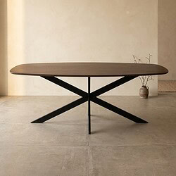Moderne eettafel met houten blad en zwart metalen onderstel, perfect voor een stijlvolle eetkamer of woonruimte.