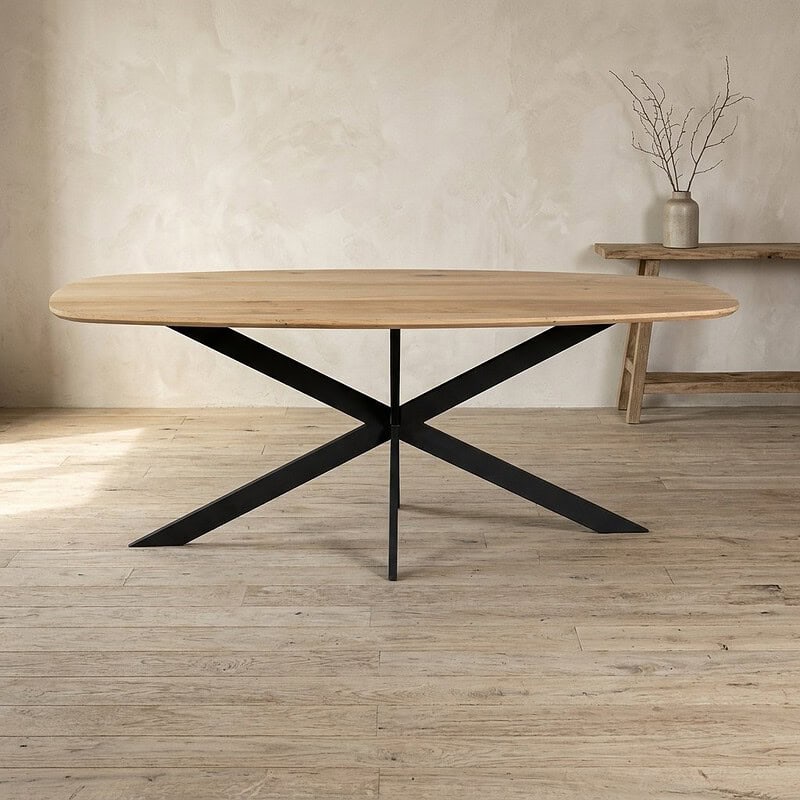 Moderne eettafel met houten blad en zwart metalen onderstel, geschikt voor eetkamers en woonruimtes.