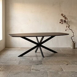 Moderne houten eettafel met zwart metalen onderstel, perfect voor een stijlvolle eetkamer of keuken, gemaakt door Mokana Meubelen.