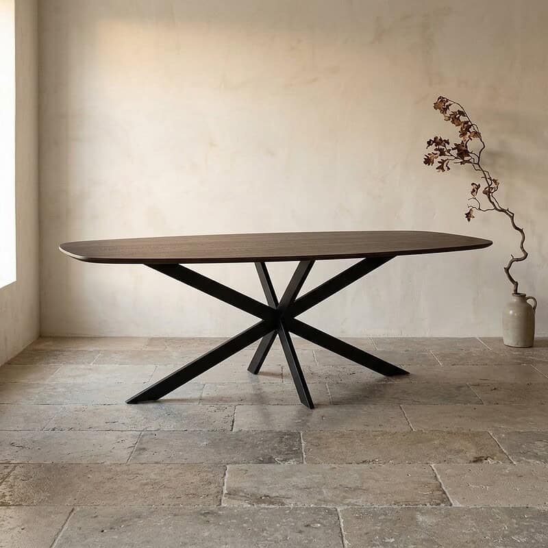 Moderne houten eettafel met zwart metalen onderstel, perfect voor een stijlvolle eetkamer of keuken, gemaakt door Mokana Meubelen.