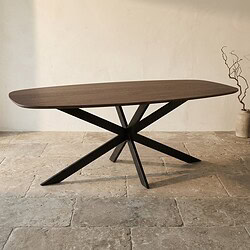 Moderne eettafel met houten blad en zwart metalen onderstel, perfect voor een eigentijdse eetkamer of woonruimte.