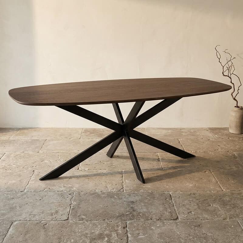 Moderne eettafel met houten blad en zwart metalen onderstel, perfect voor een eigentijdse eetkamer of woonruimte.