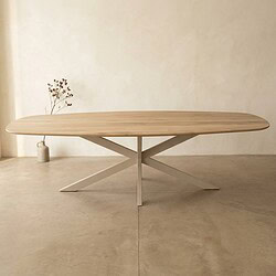 Moderne massief houten eettafel met X-vormige metalen poten, strak en minimalistisch design, perfect voor een eigentijdse eetkamer of woonruimte.